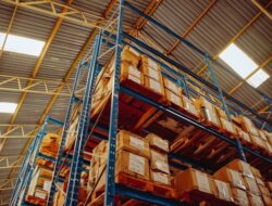 Mengoptimalkan Ruang Gudang dengan Sistem Racking Multi-Level