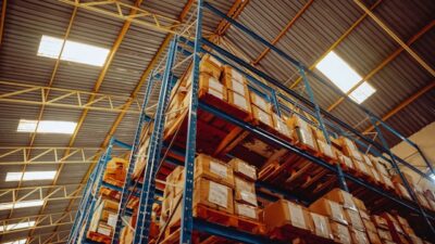 Mengoptimalkan Ruang Gudang dengan Sistem Racking Multi-Level